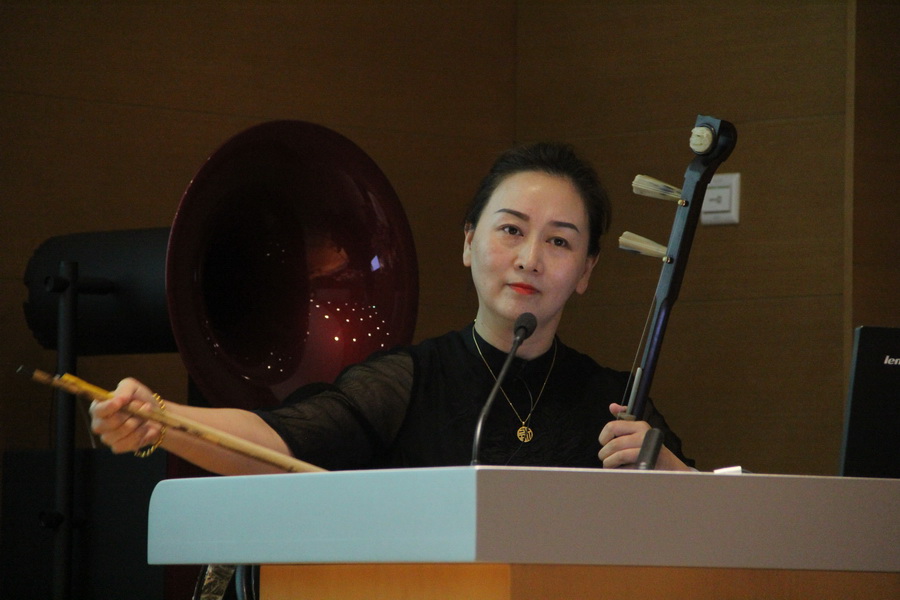 板胡演奏家：王舒