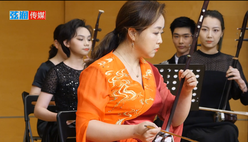 双千斤二胡演奏《弓舞》：梁聆聆如何用音乐讲述中国故事