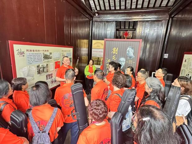银龄艺术服务与非物质文化遗产传承的双向促进 王宁二胡无锡体验